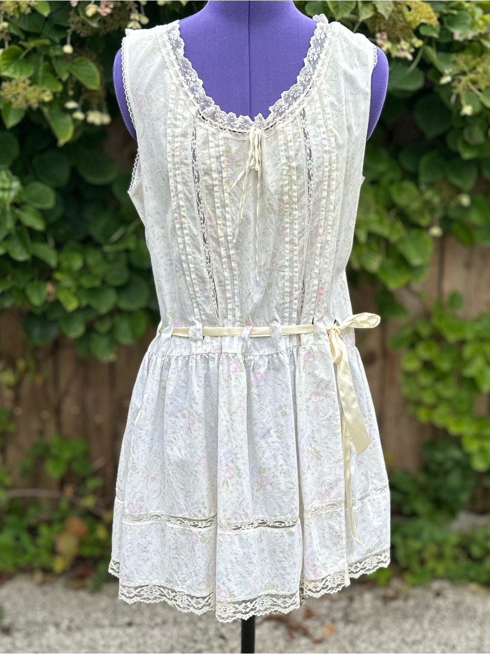 Victoria's Secret Cream Floral Lace Trim Chemise Medium